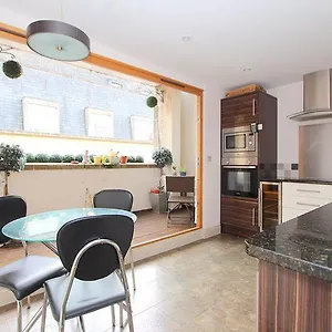 https://the-roman-baths-apartment.tophotelsbath.com
